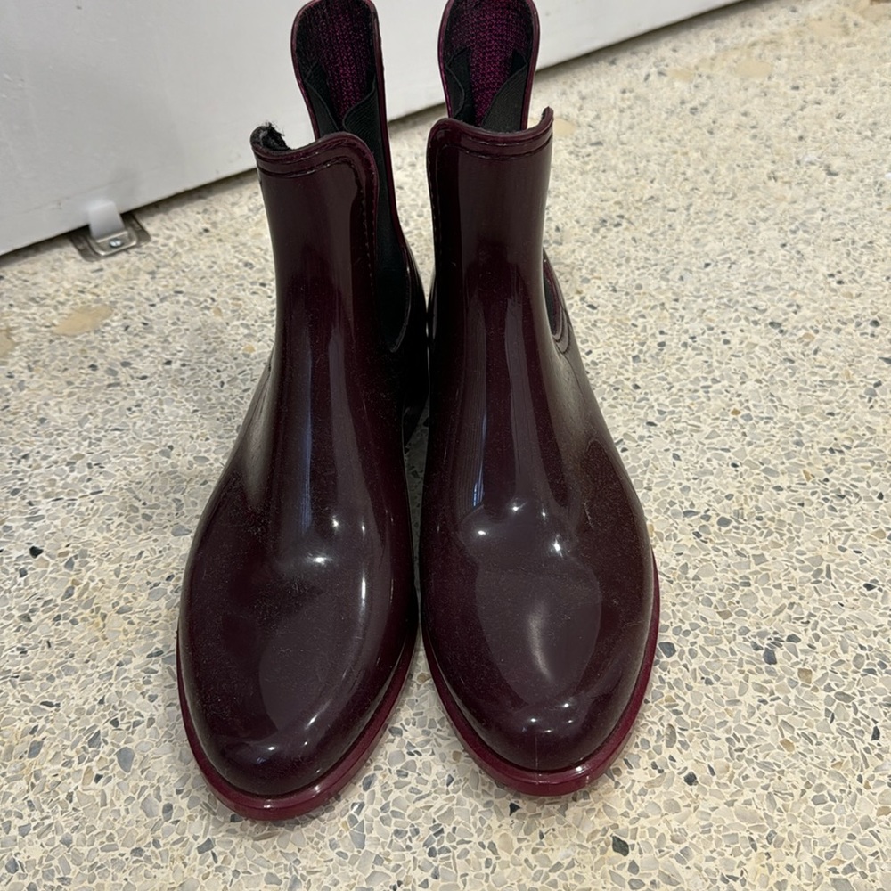 Women’s short rain boots- never worn